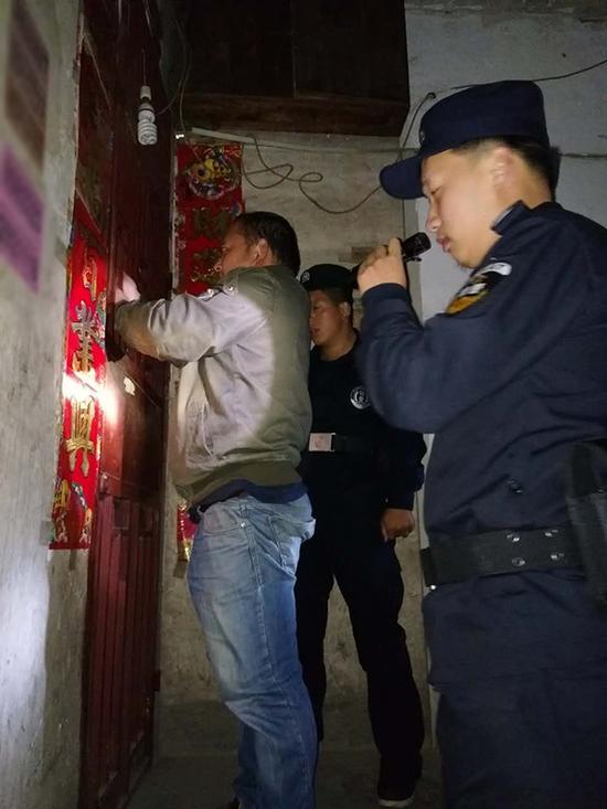 玉屏县粗心妈妈误将幼女锁家中 